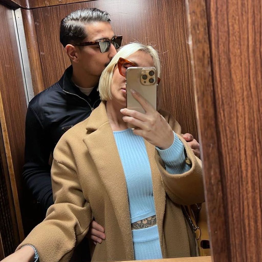 Koray Günter und Veronica Loi im Aufzug