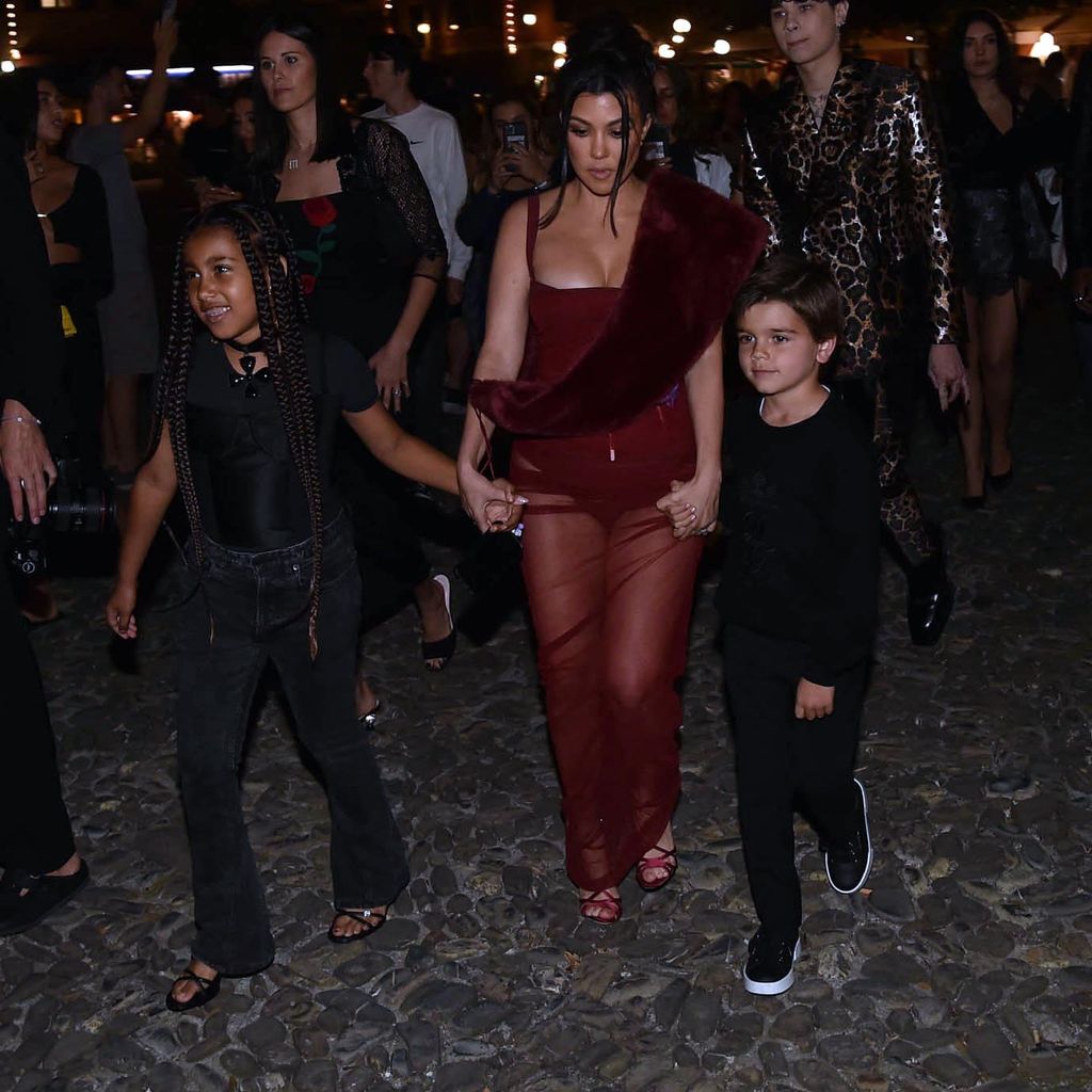 Kourtney Kardashian zusammen mit ihrer Nichte North und ihrem Sohn Reign
