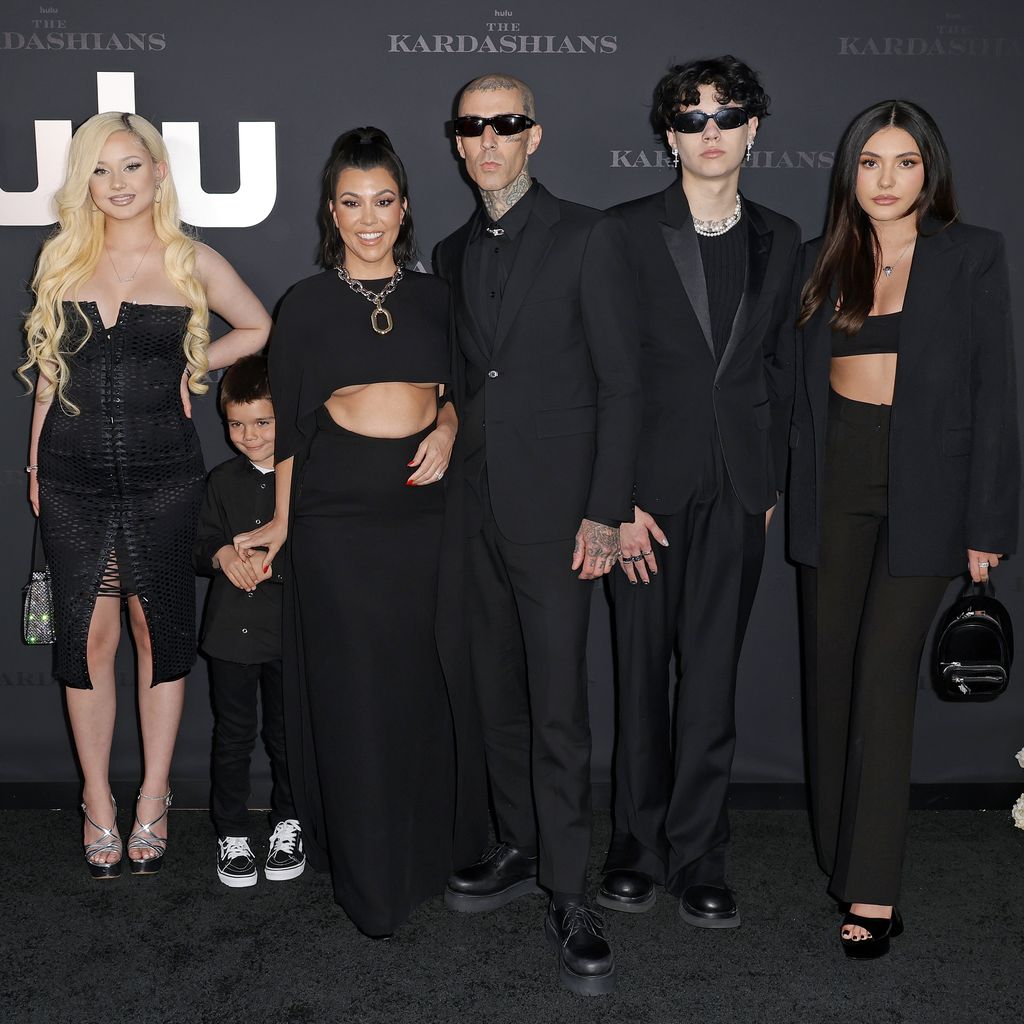Kourtney Kardashian, Travis Barker am 7. April bei der Premiere "The Kardashians" 2022 in L.A.