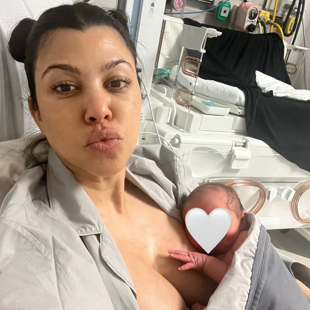Kourtney Kardashian und Baby Rocky kurz nach der Geburt