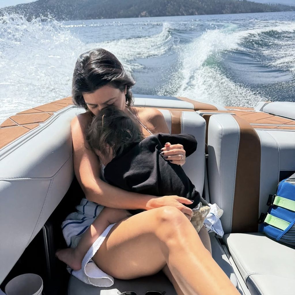 Kourtney Kardashian und Sohn im August 2025