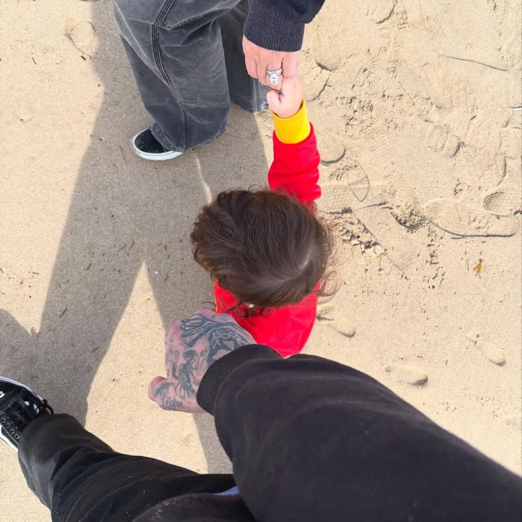 Kourtney Kardashian und Travis Barker mit Sohn Rocky, Februar 2025
