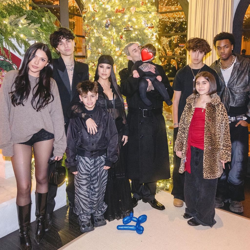 Kourtney Kardashian und Travis Barker mit ihrer Familie, Dezember 2024