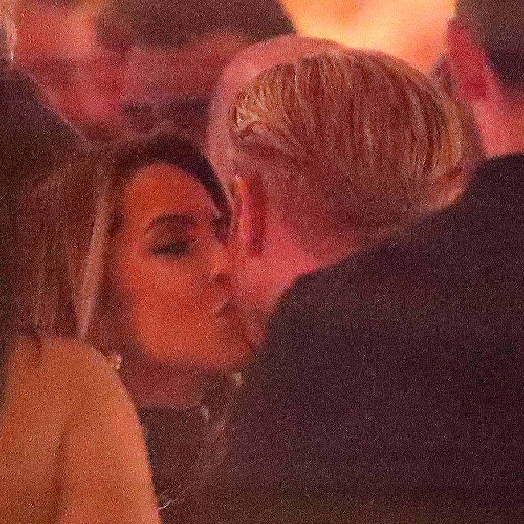 Kris Boyson mit einer unbekannten Frau im Oktober 2021