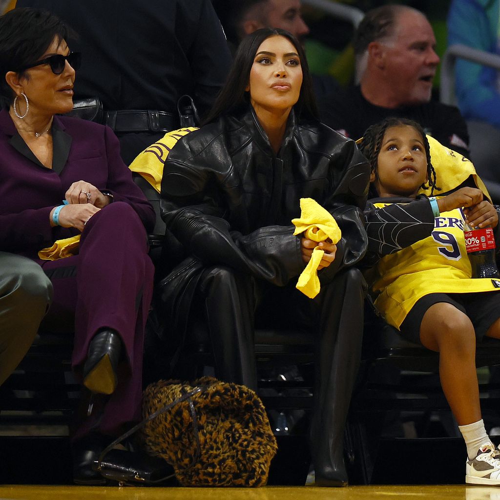 Kris Jenner, Kim Kardashian und ihr Sohn Saint West im April 2023 beim Basketball