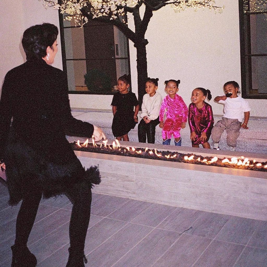 Kris Jenner gemeinsam mit ihren Enkeln im April 2022