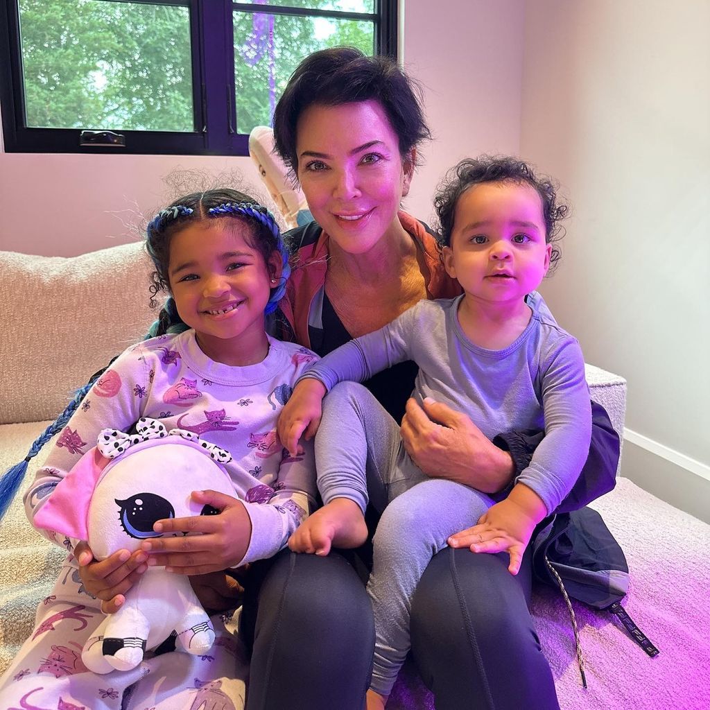 Kris Jenner mit den Enkeln True und Tatum