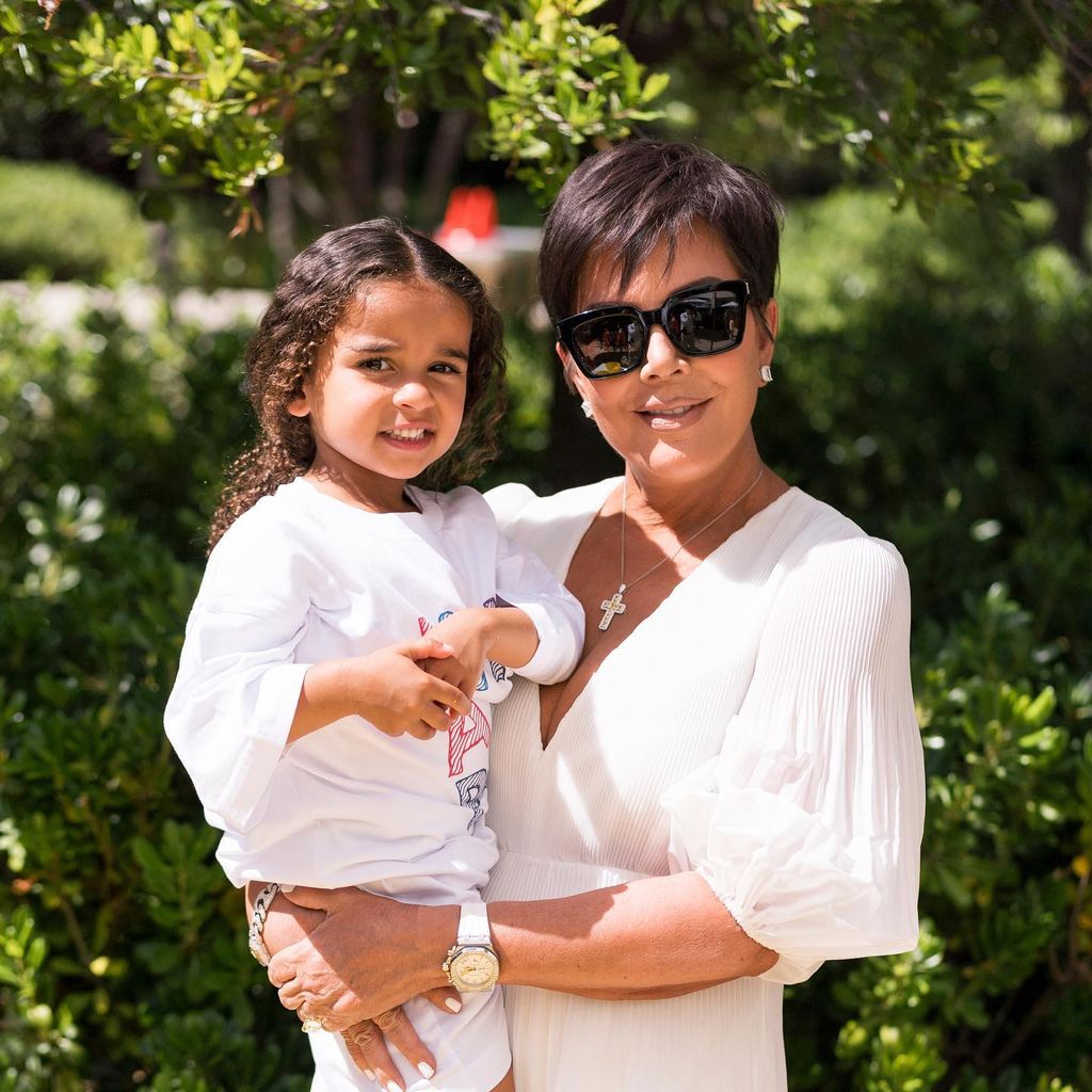 Kris Jenner hält ihre Enkelin Dream auf dem Arm