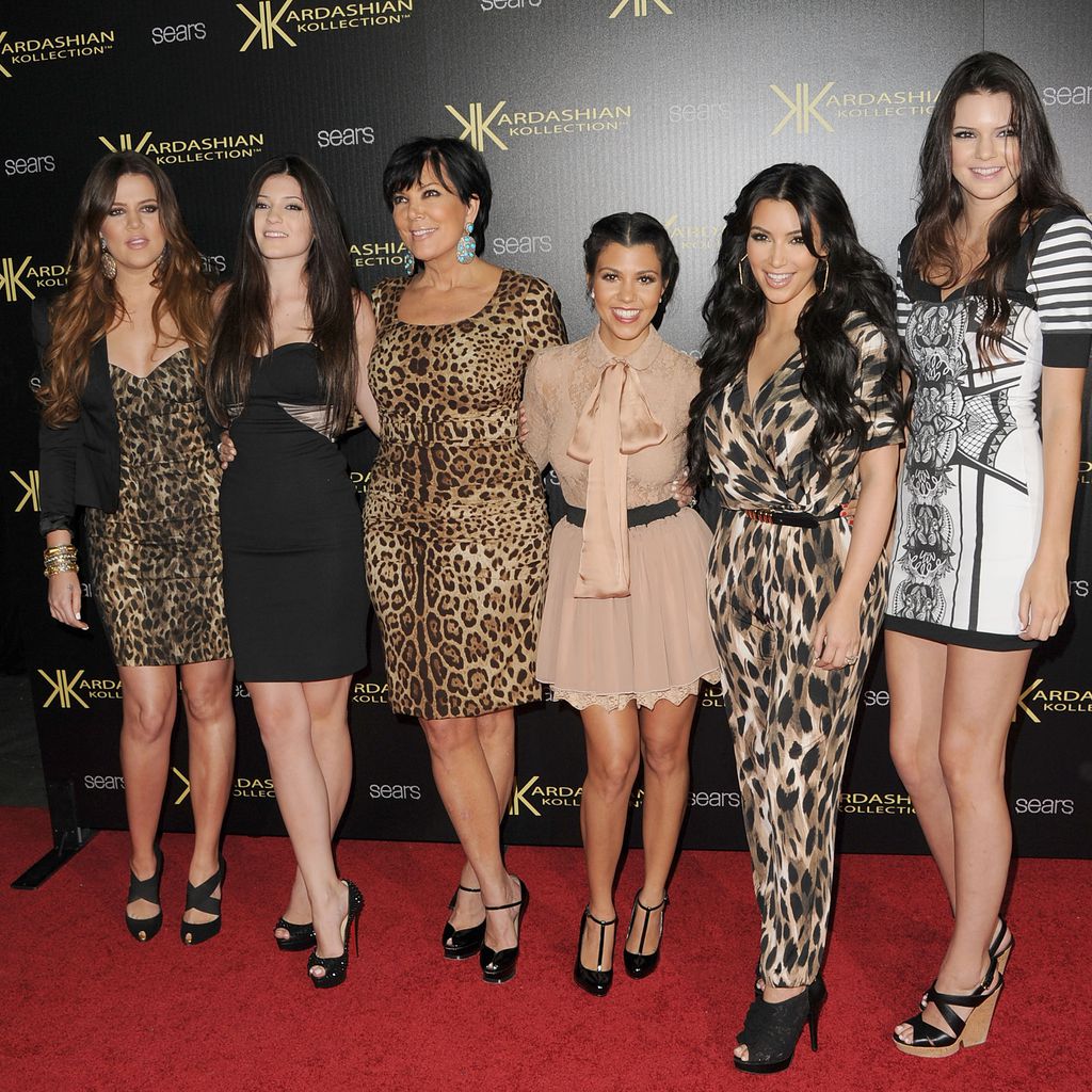 Kris Jenner und ihre Töchter auf dem roten Teppich, 2011