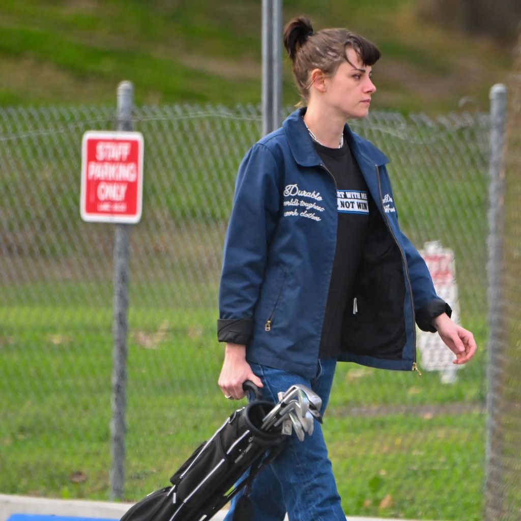Kristen Stewart beim Golfen 2024