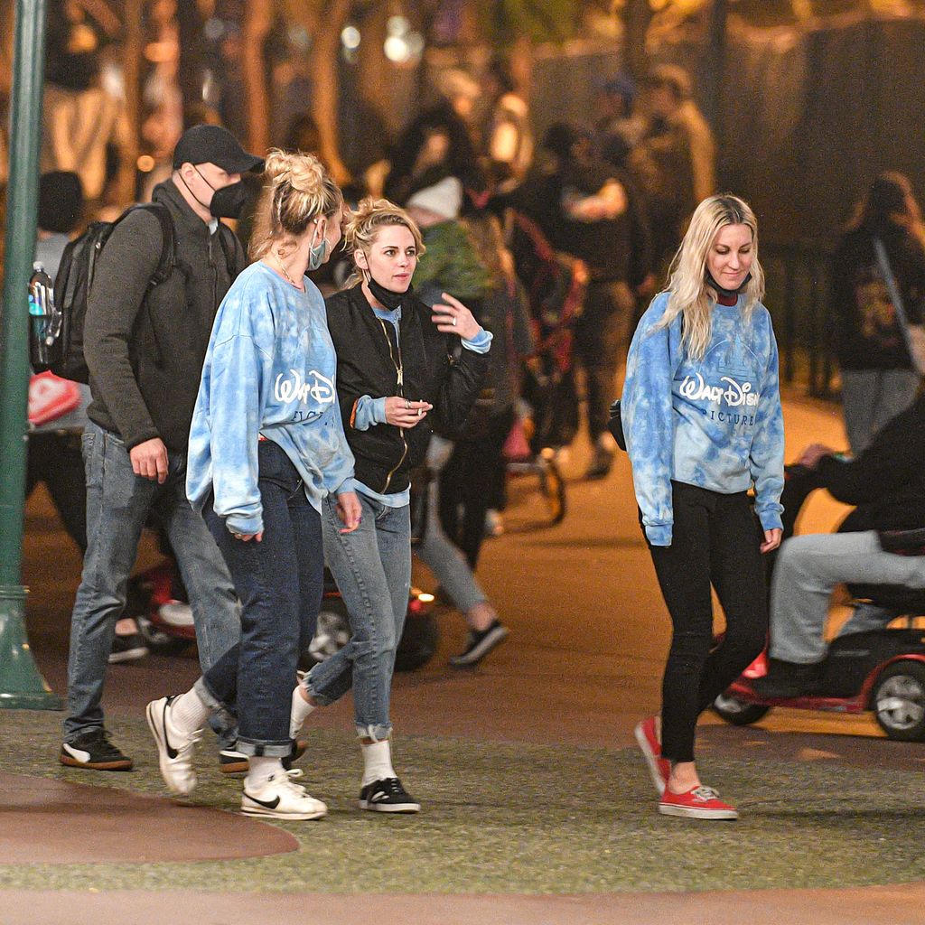 Kristen Stewart mit ihrer Verlobten und einer weiteren Freundin im Disneyland