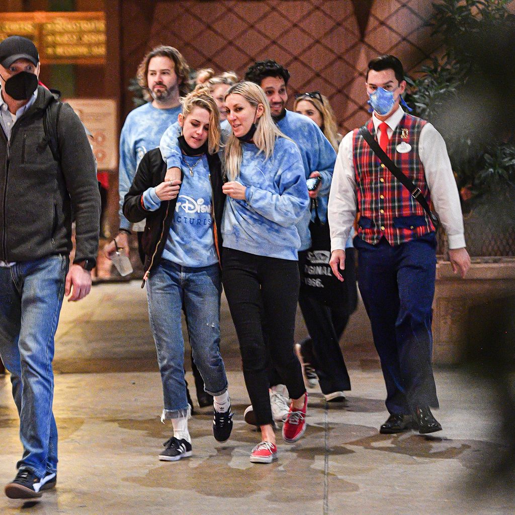 Kristen Stewart mit ihrer Verlobten Dylan Meyer im Disneyland