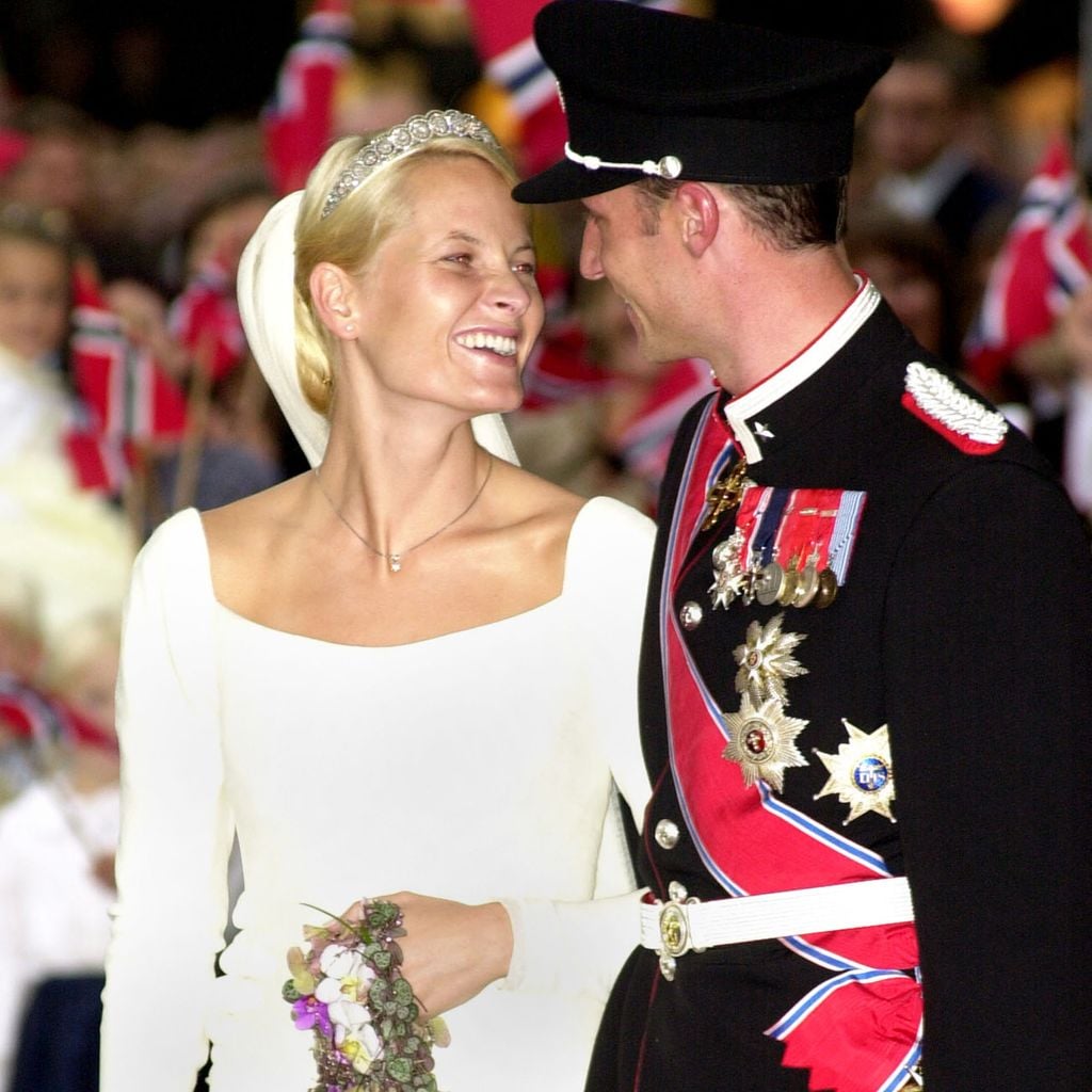 Kronprinz Haakon und Mette-Marit Tjessem Høiby nach ihrer Hochzeit am 25. August 2001 vor dem Osloer Dom