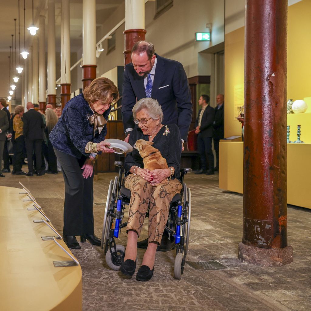 Kronprinz Haakon, Königin Sonja und Prinzessin Astrid besuchen die Ausstellung "At the King's Table" in der Queen Sonja KunstStall, Oslo