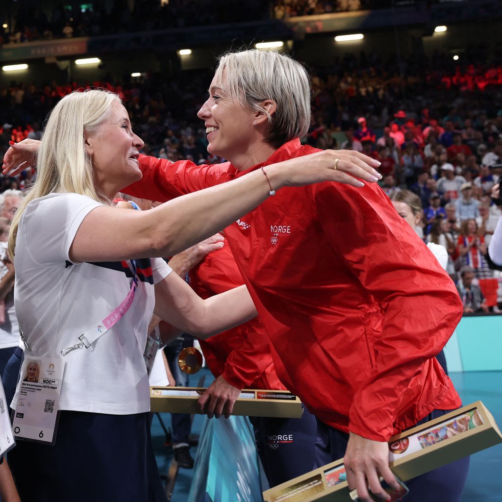 Kronprinz Haakon, Kronprinzessin Mette-Marit mit der Olympionikin Katrine Lunde