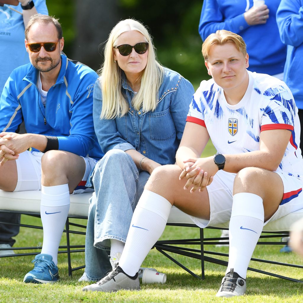 Kronprinz Haakon, Kronprinzessin Mette-Marit und Prinz Sverre Magnus beim Freundschaftsfußballspiel in Skaugum, Asker, 11. Juni 2025