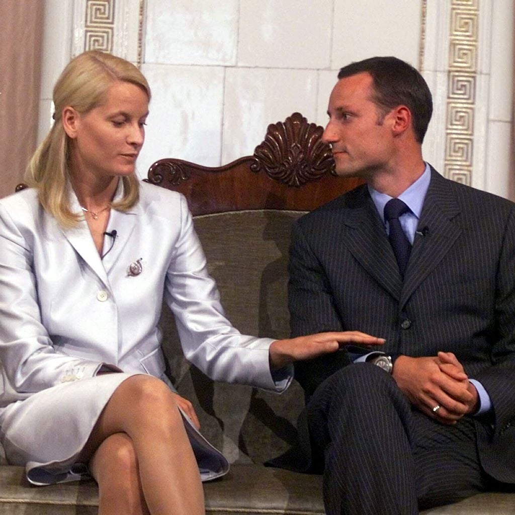 Kronprinz Haakon Magnus und Mette-Marit Tjessem Høiby bei einer Pressekonferenz im Königlichen Schloss in Oslo, 22. August 2001