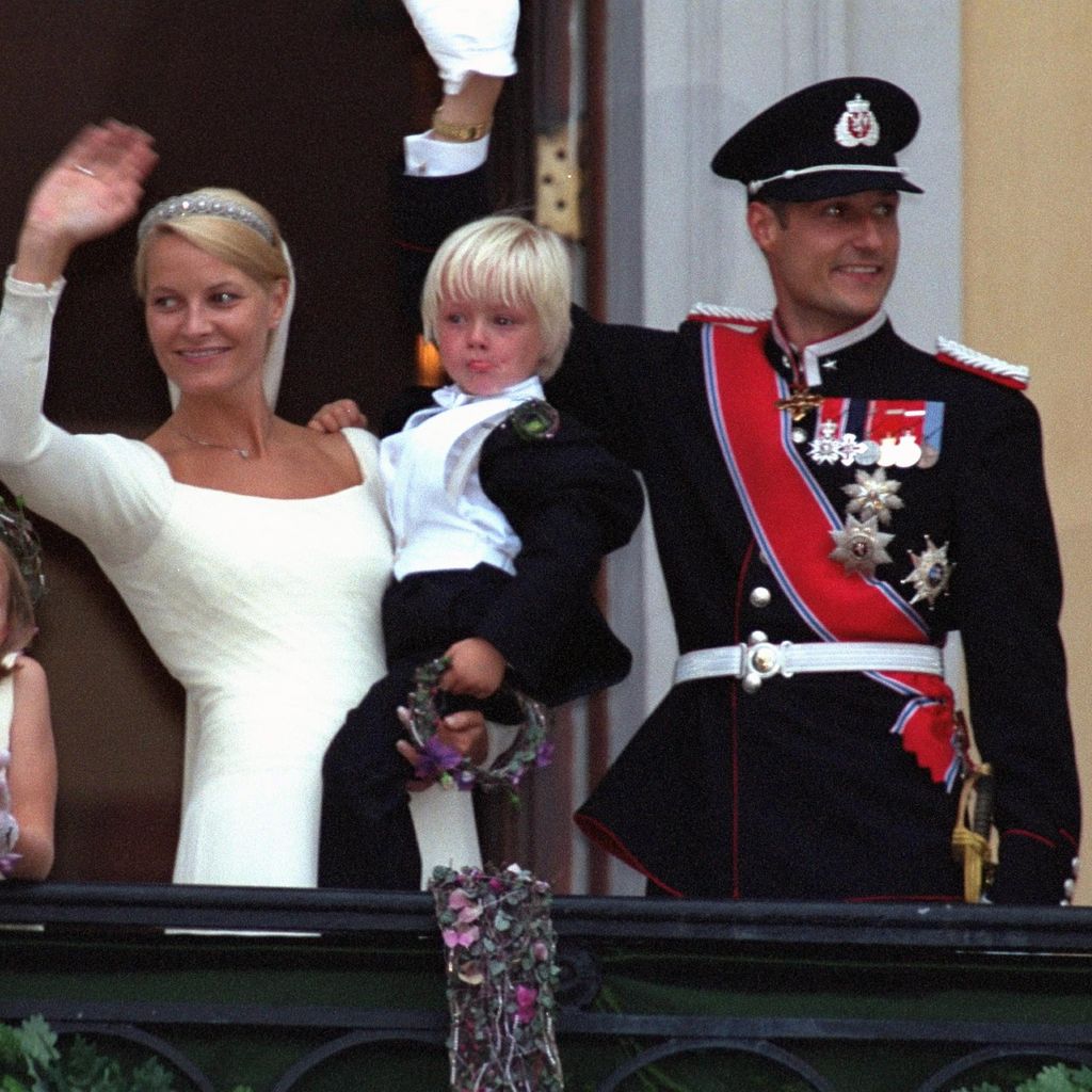 Kronprinz Haakon, Mette-Marit Tjessem Høiby und Marius nach ihrer Hochzeit in Oslo, 25. August 2001