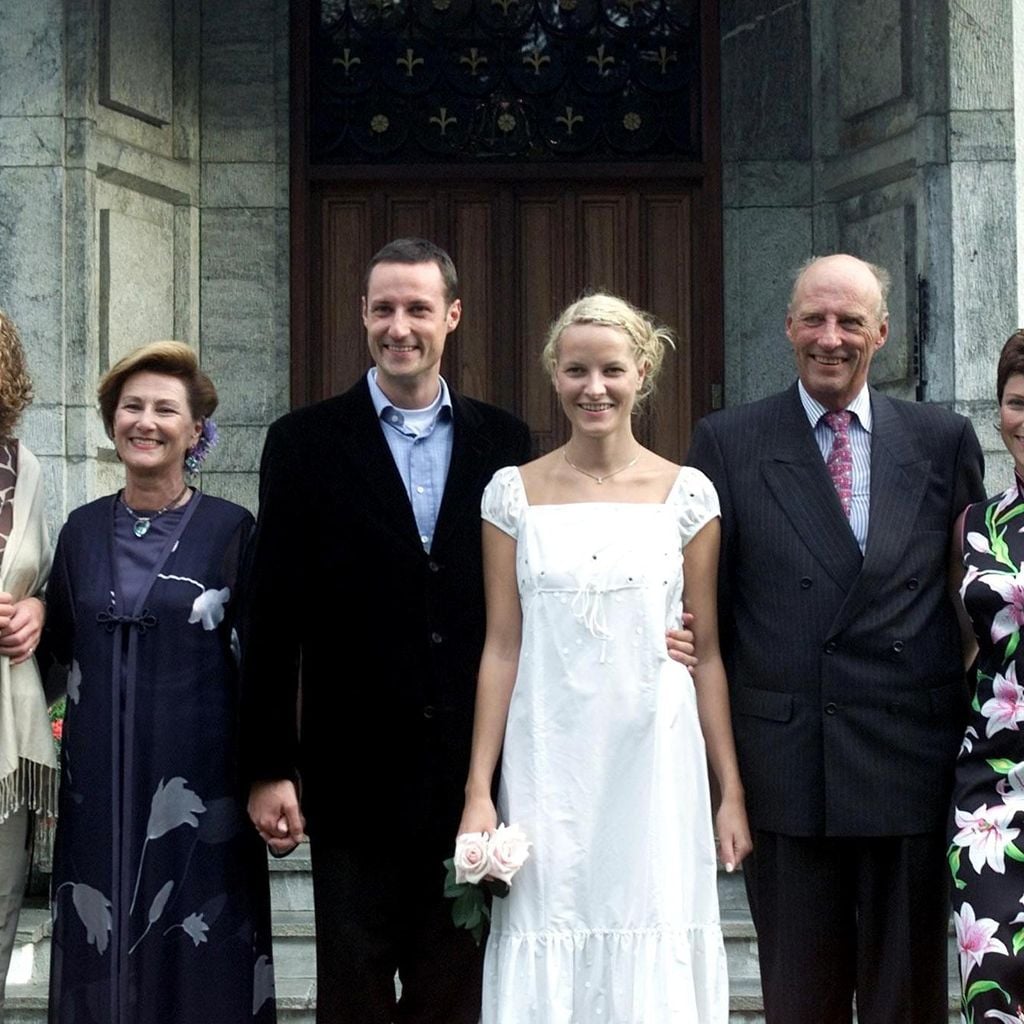 Kronprinz Haakon und Mette-Marit Tjessem Høiby posieren mit Königin Sonja, König Harald, Prinzessin Märtha Louise und Linda Taanevik vor der Hochzeit