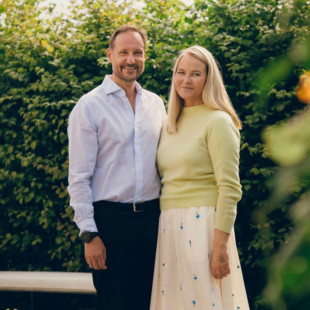 Kronprinz Haakon und seine Frau Mette-Marit auf einem offiziellen Foto anlässlich ihres 25. Hochzeitstages