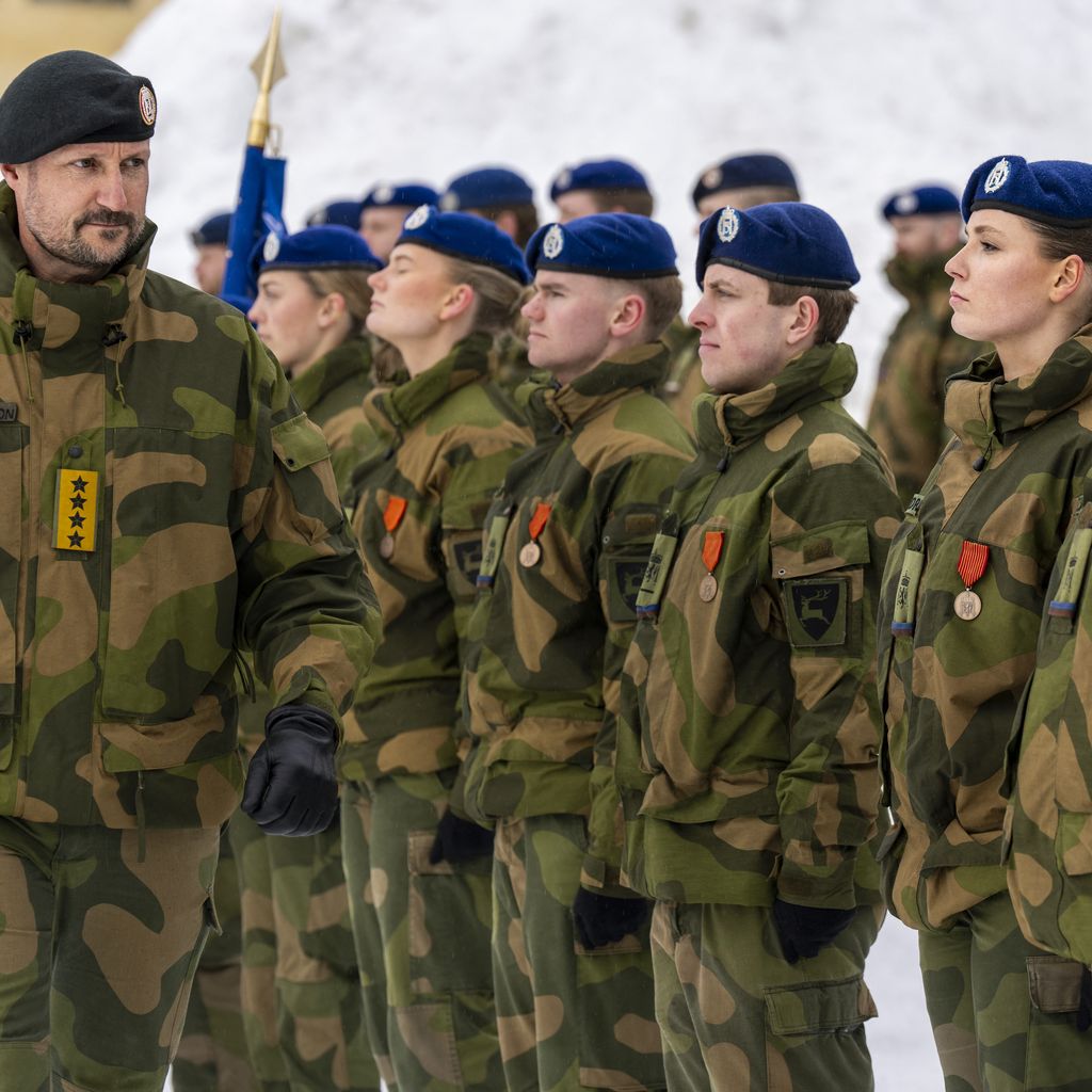 Kronprinz Haakon und seine Tochter Ingrid Alexandra mit einigen Soldaten, April 2025