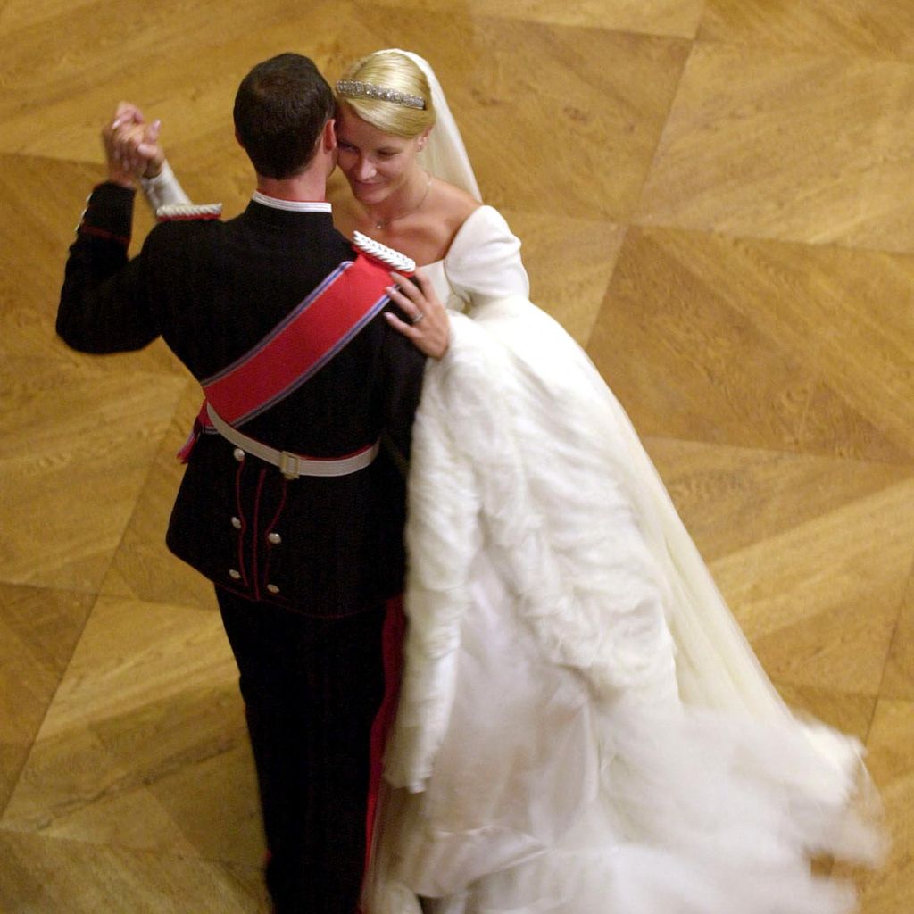 Haakon und Mette-Marit eröffnen nach dem Anschneiden der Hochzeitstorte den Tanz im Schloss Oslo, 25. August 2001