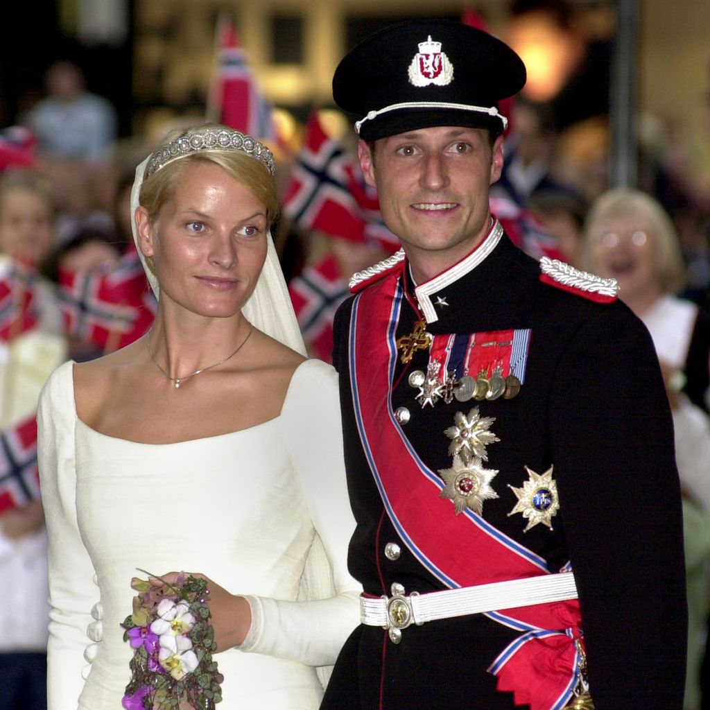 Norwegens Kronprinz Haakon und Mette-Marit Tjessem Høiby nach ihrer Hochzeit in Oslo, 25. August 2001