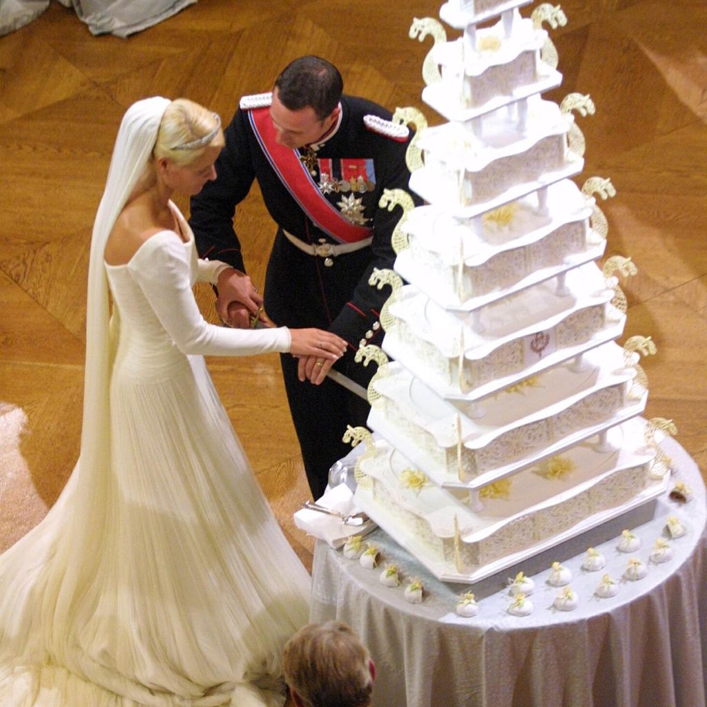 Kronprinz Haakon und Prinzessin Mette-Marit schneiden ihre Hochzeitstorte im Königsschloss Oslo, 25. August 2001