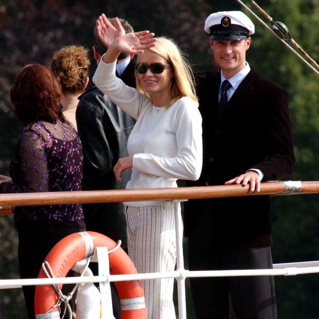 Kronprinz Haakon und Mette-Marit Tjessem Høiby winken von der königlichen Yacht "Norge" im Oslofjord, einen Tag vor ihrer Hochzeit