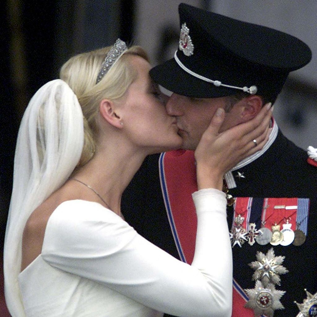Prinz Haakon und Kronprinzessin Mette-Marit küssen sich nach ihrer Trauung vor dem Osloer Dom am 25. August 2001
