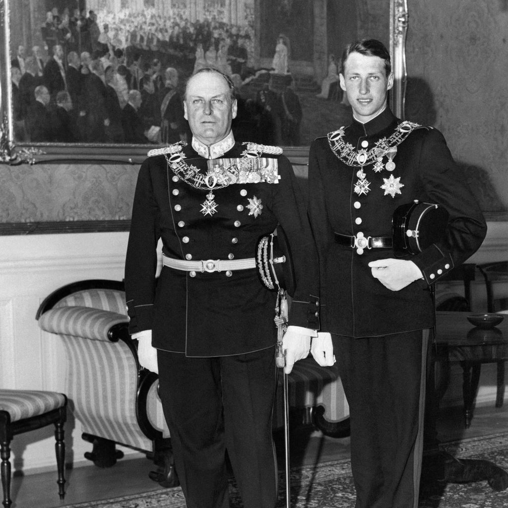 Kronprinz Harald posiert 1962 in Uniform mit König Olav V. von Norwegen