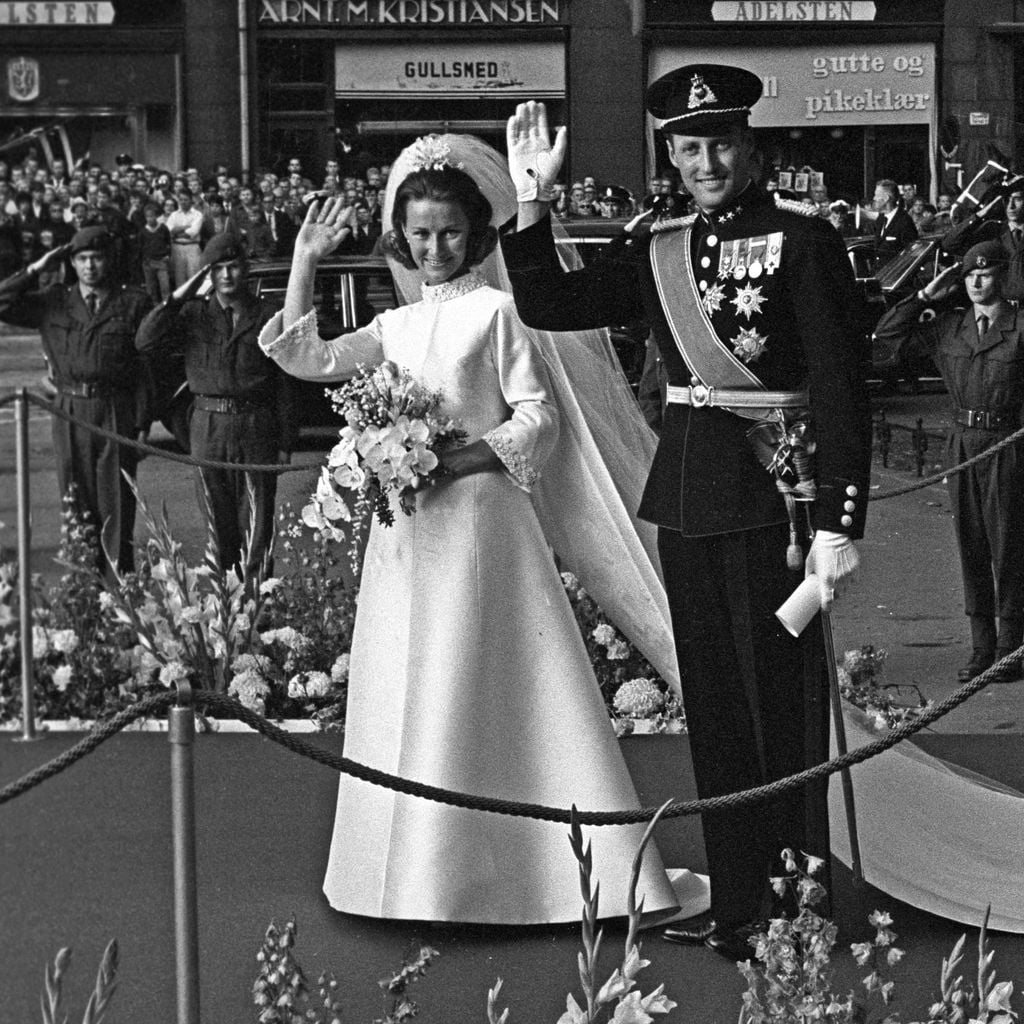 Kronprinz Harald und Sonja Haraldsen winken nach ihrer Trauung am 29. August 1968 vor dem Osloer Dom
