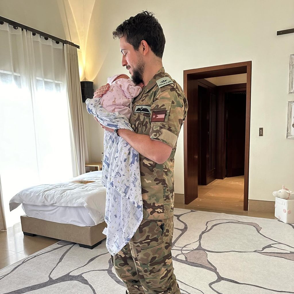 Kronprinz Hussein von Jordanien mit seiner Tochter im August 2024