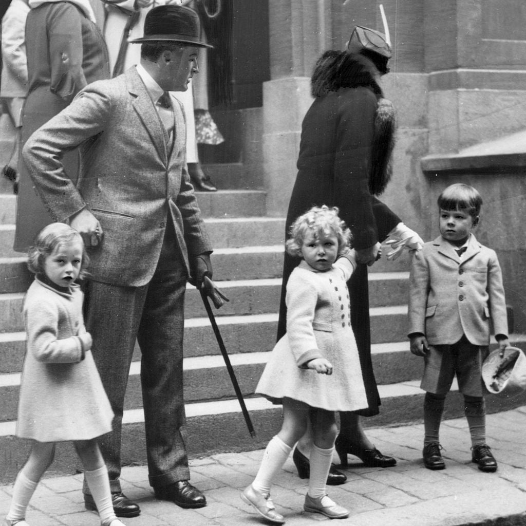 Kronprinz Olav und Kronprinzessin Märtha mit ihren Kindern Astrid, Ragnhild und Harald bei der Generalprobe in der Storkyrkan, Stockholm 1935