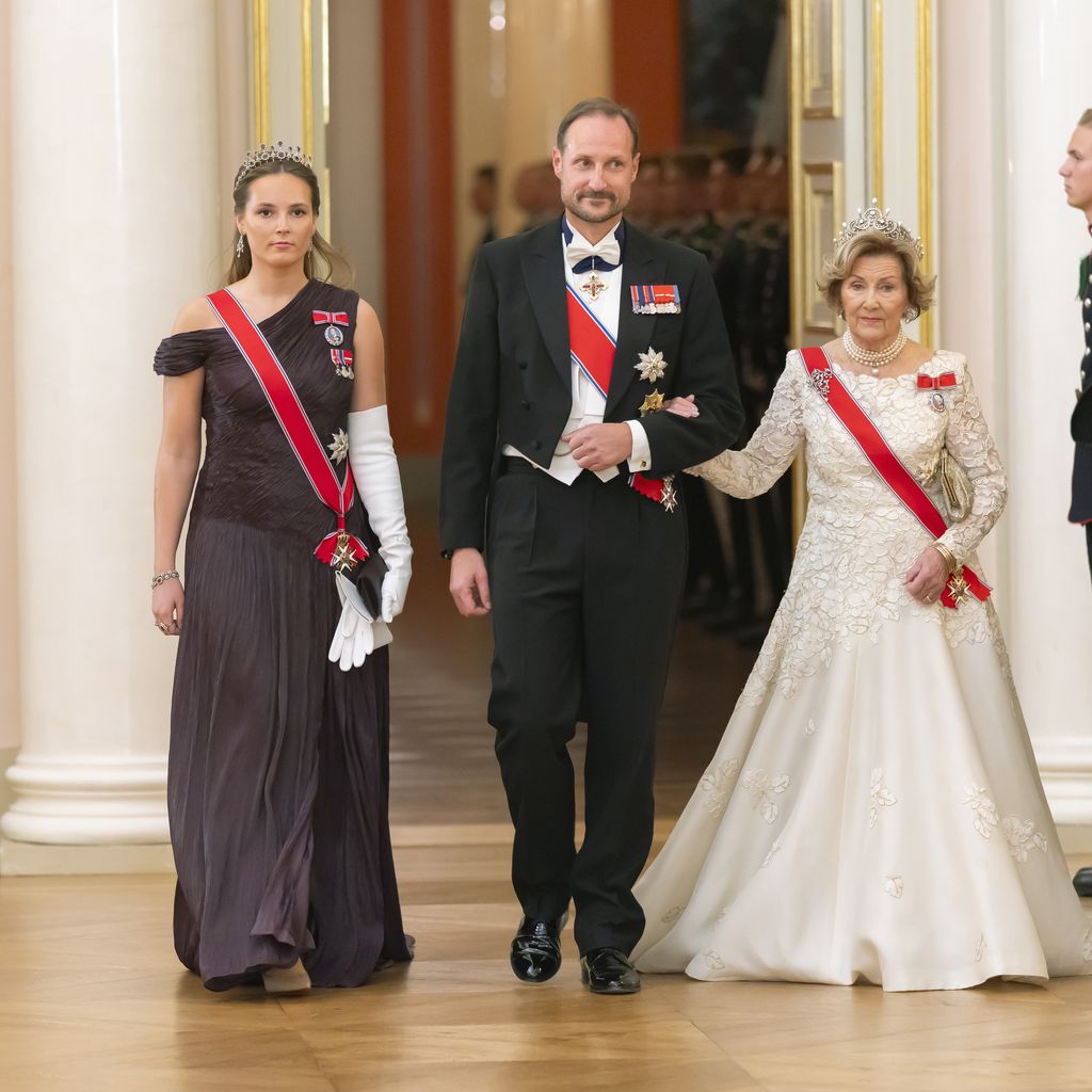 Kronprinzessin Ingrid Alexandra, König Haakon und Königin Sonja bei einem Galadinner der norwegischen Königsfamilie für die Vertreter des Stortings