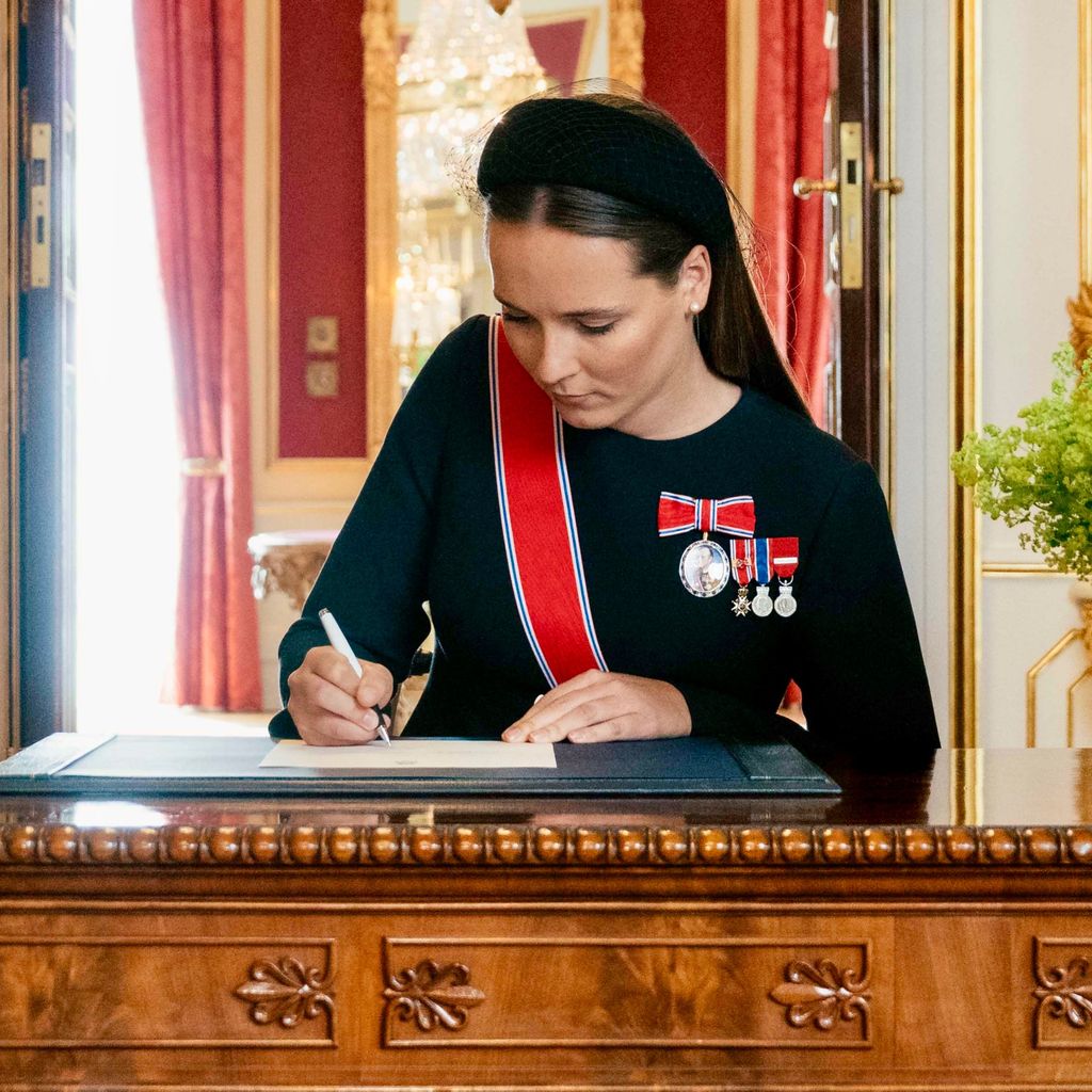 Kronprinzessin Ingrid Alexandra legt einen schriftlichen Eid auf die Verfassung ab
