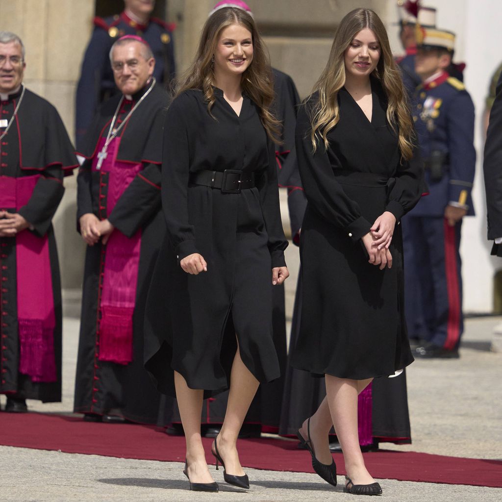 Kronprinzessin Leonor und Prinzessin Sofia bei der Willkommenszeremonie für Papst Leo XIV. im Königspalast in Madrid