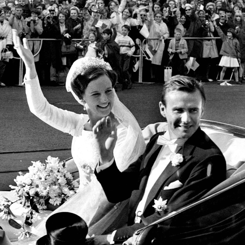 Kronprinzessin Margrethe von Dänemark (heutige Königin Margrethe) und Prinz Henrik grüßen nach der Trauung in Kopenhagen, 10. Juni 1967