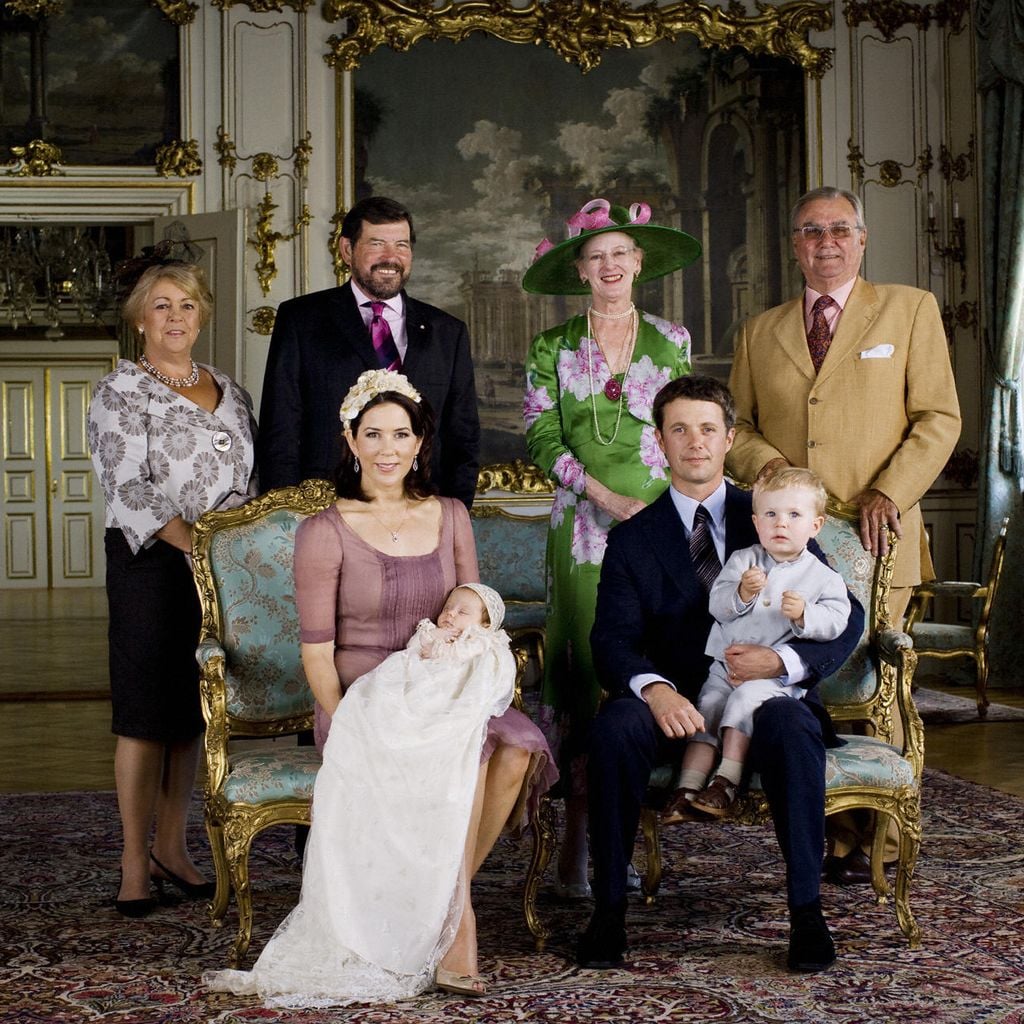 Königin Mary und König Frederik mit ihren Kindern Isabella und Christian sowie ihren Eltern nach Isabellas Taufe auf Schloss Fredensborg