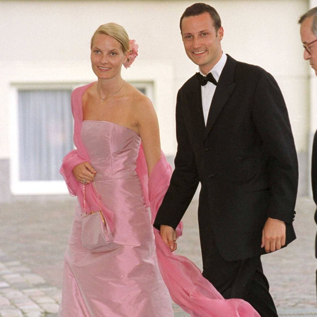 Bei einer Hochzeit in Den Haag: Kronprinz Haakon begleitet Kronprinzessin Mette-Marit im Mai 2001