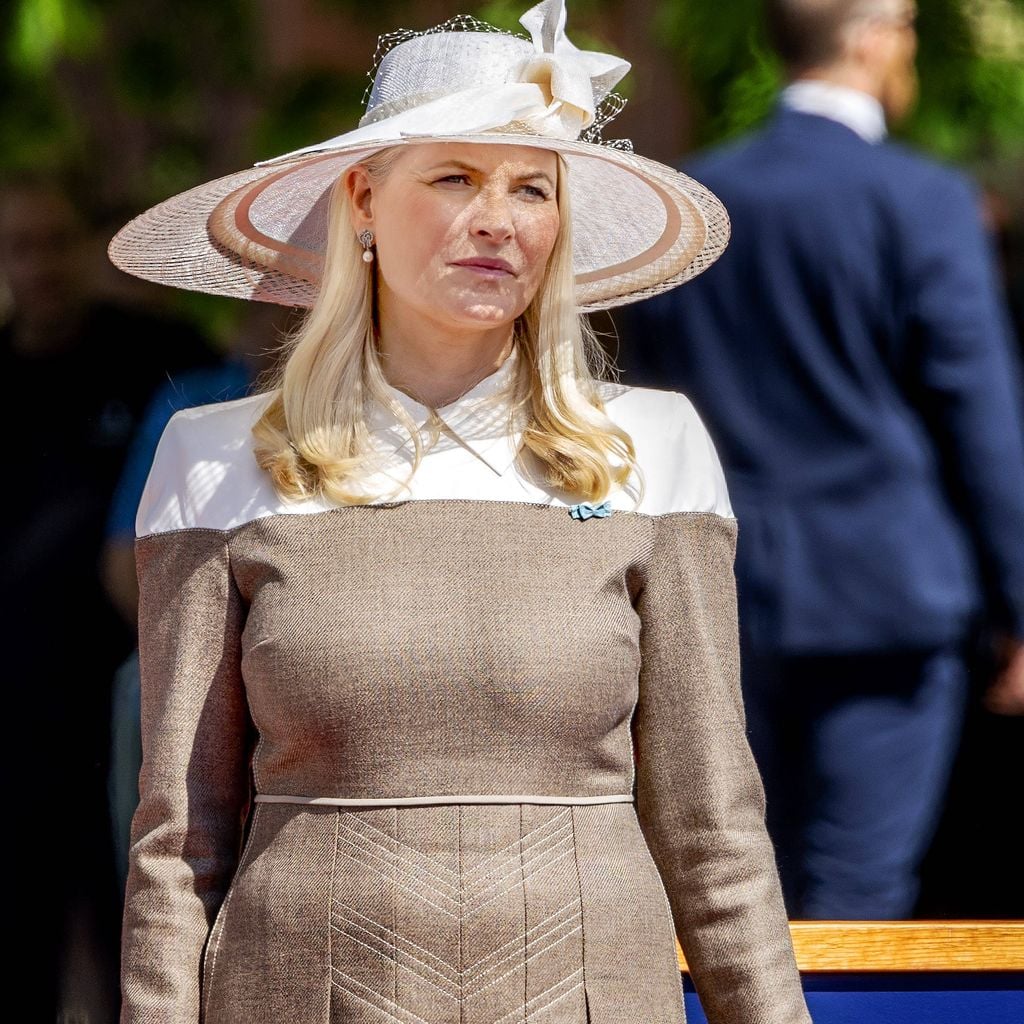 Kronprinzessin Mette-Marit legt am Nationaldenkmal einen Kranz nieder während des Staatsbesuchs in Norwegen