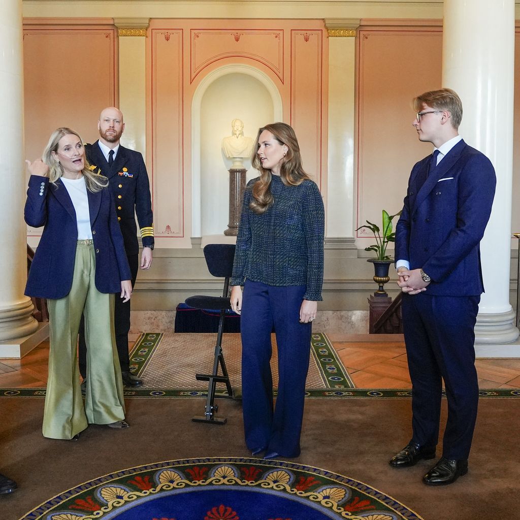 Kronprinz Haakon, Kronprinzessin Mette-Marit, Prinzessin Ingrid Alexandra und Prinz Sverre Magnus empfangen Paralympics-Athleten im Palast