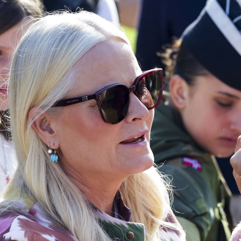Kronprinzessin Mette-Marit beim Kinderschminken im August 2025 in Bergen, Norwegen