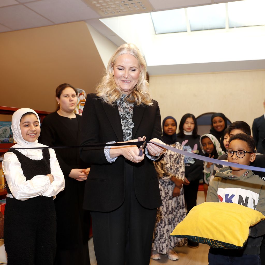 Kronprinzessin Mette-Marit bei der Eröffnung einer Schulbibliothek 2024