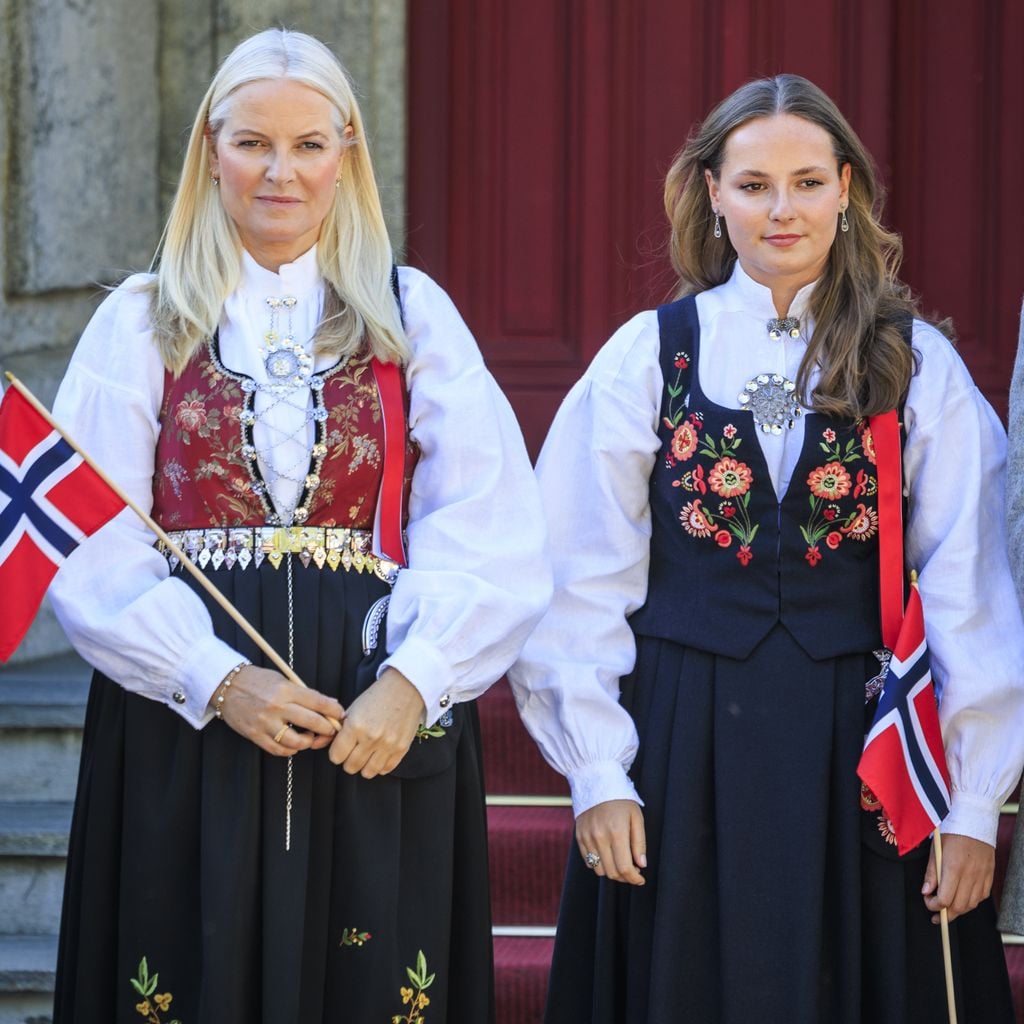 Kronprinzessin Mette-Marit und Prinzessin Ingrid Alexandra feiern den norwegischen Verfassungstag in Skaugum, Oslo, 17. Mai 2025
