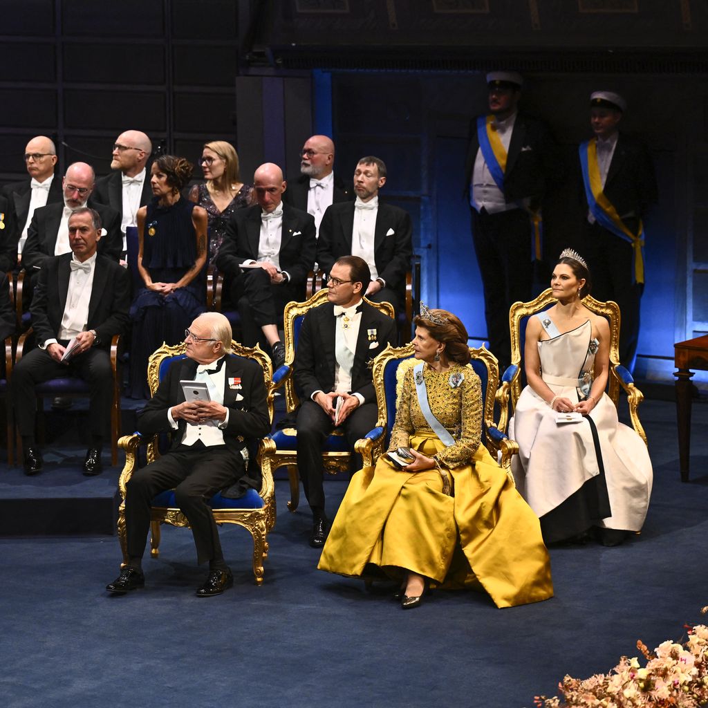 König Carl Gustaf, Königin Silvia, Prinzessin Victoria und Prinz Daniel bei der Nobelpreisverleihung 2025 in Stockholm