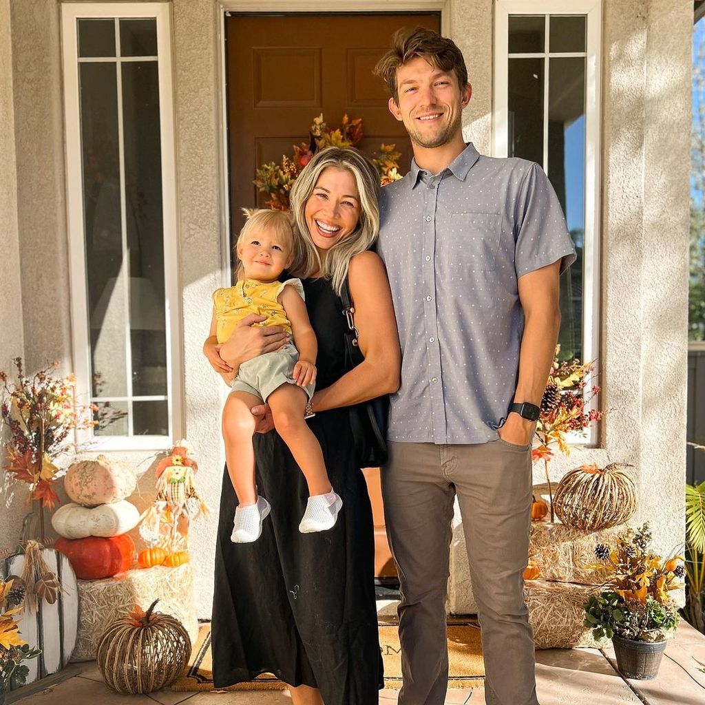 Krystal Nielson und Miles Bowles mit ihrer Tochter im Oktober 2022