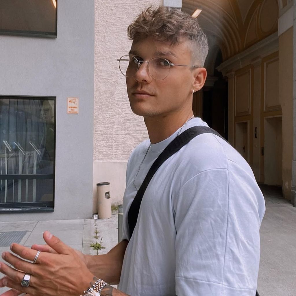 Influencer KsFreak schaut ernst, August 2021.