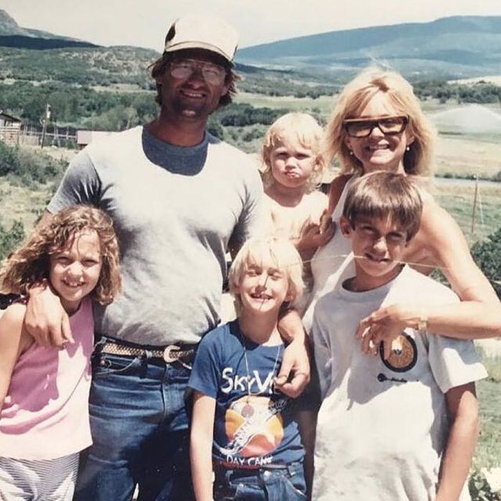Kurt Russell, Goldie Hawn mit Kate und Oliver Hudson und zwei weiteren Kindern