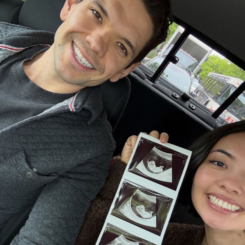 Kyle Abrams und seine Frau Ashleigh mit ihren Ultraschallbildern, Mai 2026